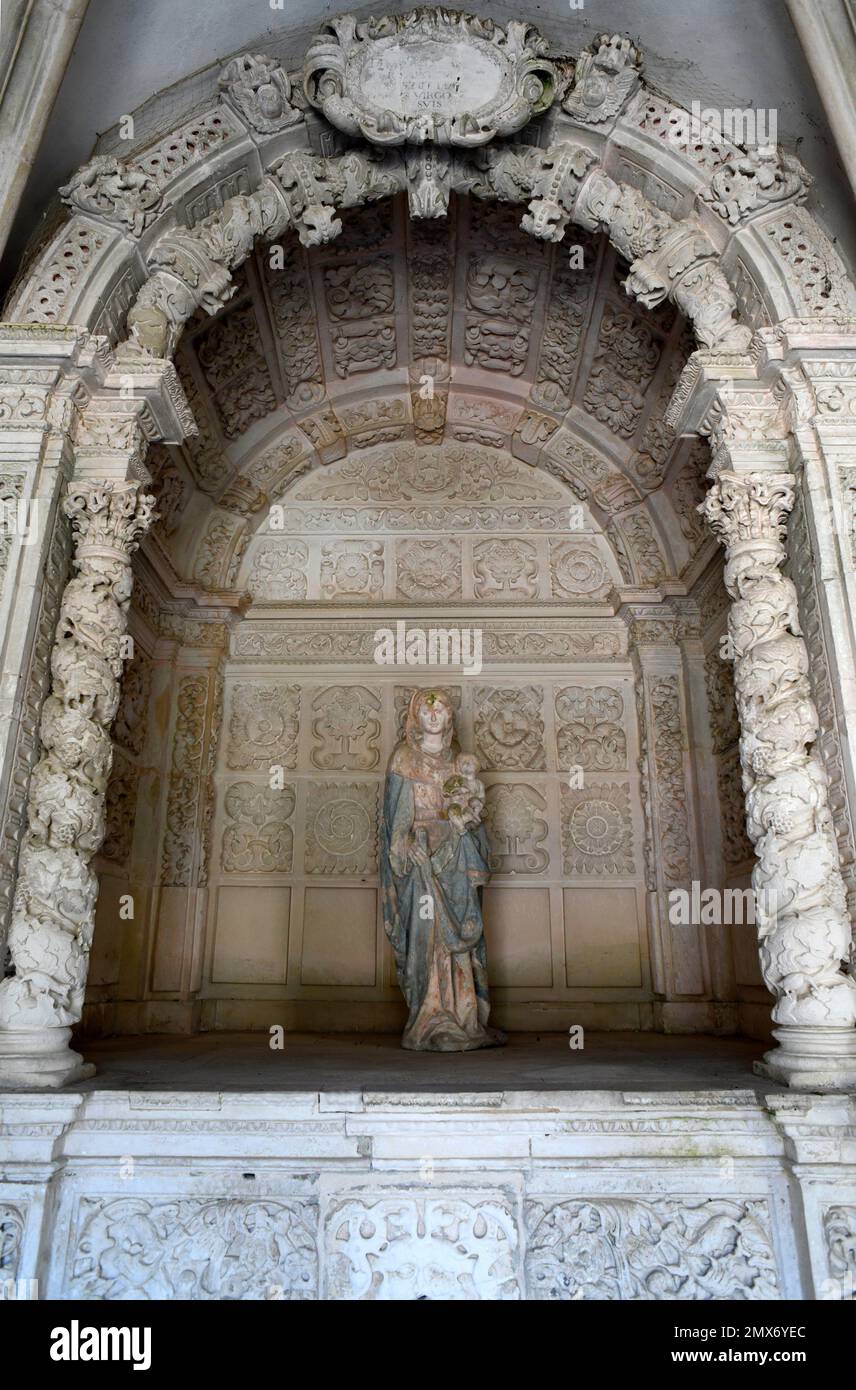 Alcobaça, Cloister of Santa Maria monastery (12-18th century, gothic and baroque). Cloister of silence, niche with image of the Virgin. World Stock Photo