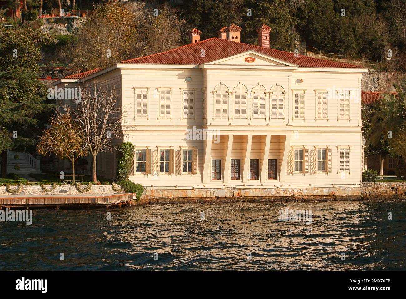 Pasa waterfront mansion hi-res stock photography and images - Alamy