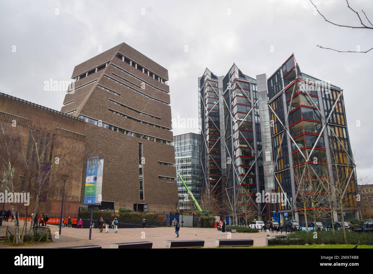 London, UK. 2nd February 2023. Tate Modern and adjacent apartment buildings. Owners of flats opposite Tate Modern have won their privacy case against the famous art gallery, after they took legal action over the huge numbers of visitors the residents say were looking into their homes from the viewing platform. Credit: Vuk Valcic/Alamy Live News Stock Photo