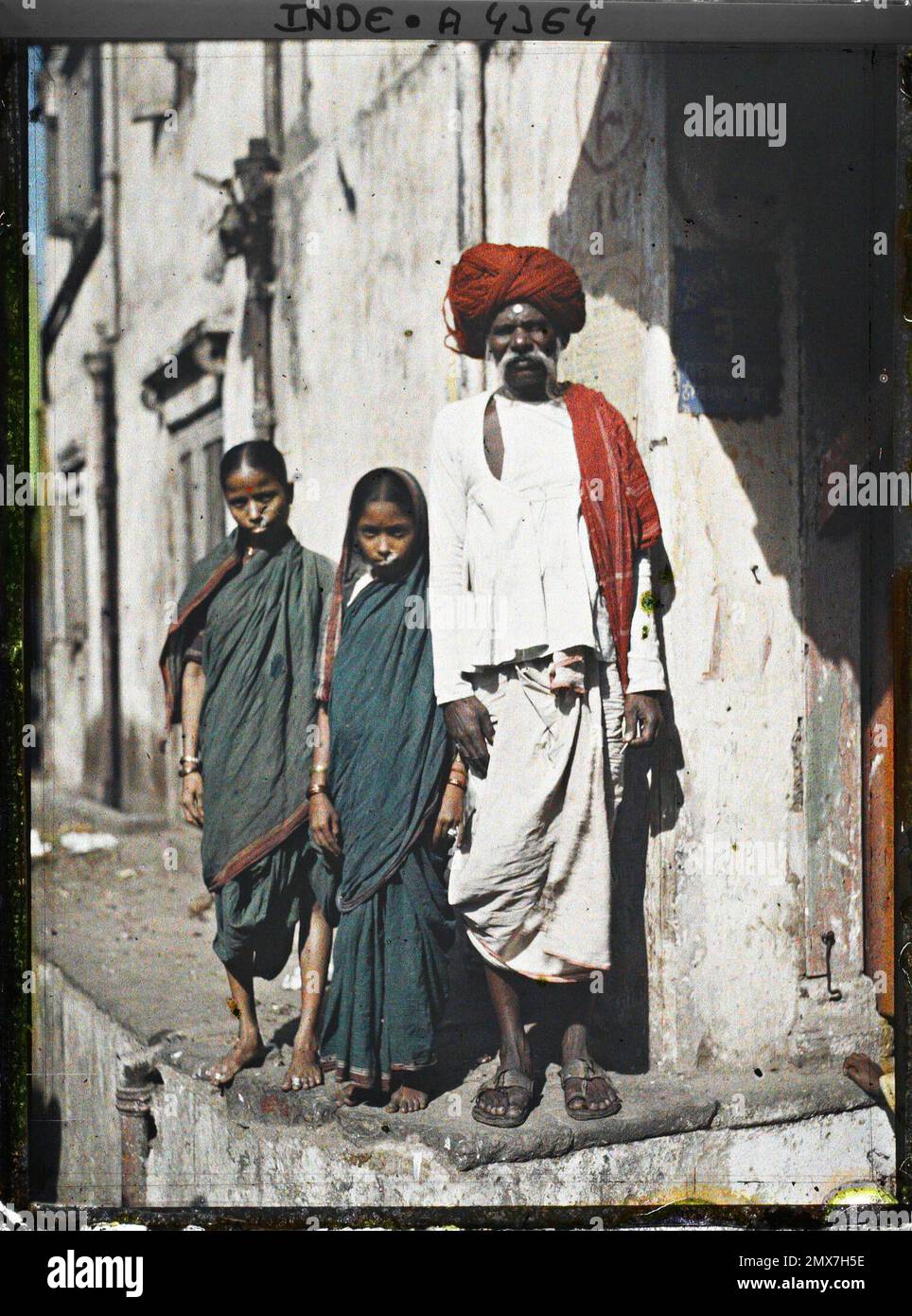 Bombay, Indes a man and two girls in a street , 19131914 India