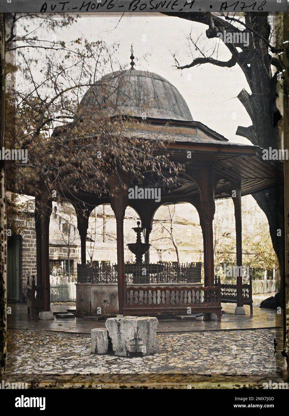 (French - Sarajevo , Bosnie-Herzégovine Le bassin d' ablutions de la grande mosquée). Stock Photo