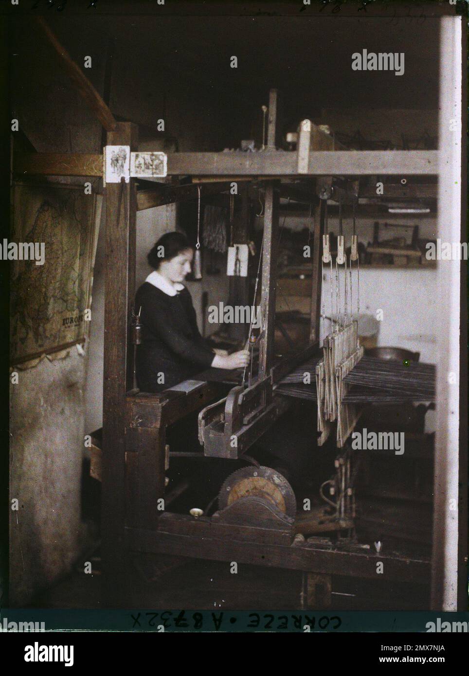 Uzerche, France in a weaver workshop, Mademoiselle Taterode replacing her father Emile Tisserand , 1916 - French provinces - Jean Brunhes, Auguste Léon and Georges Chevalier - (April -July) Stock Photo
