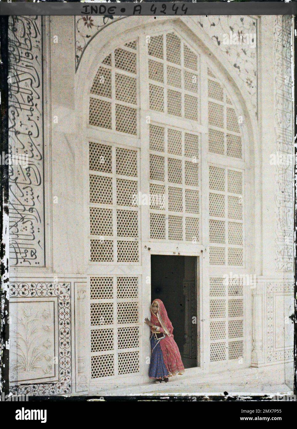 AGRA, Indies Woman Bearing ample skirt (Ghagra) and large shawl (ODHNI) brought back to the head, to the door of the Taj Mahal , 1913-1914 - India, Pakistan - Stéphane Passet - (December 16 -January 29) Stock Photo