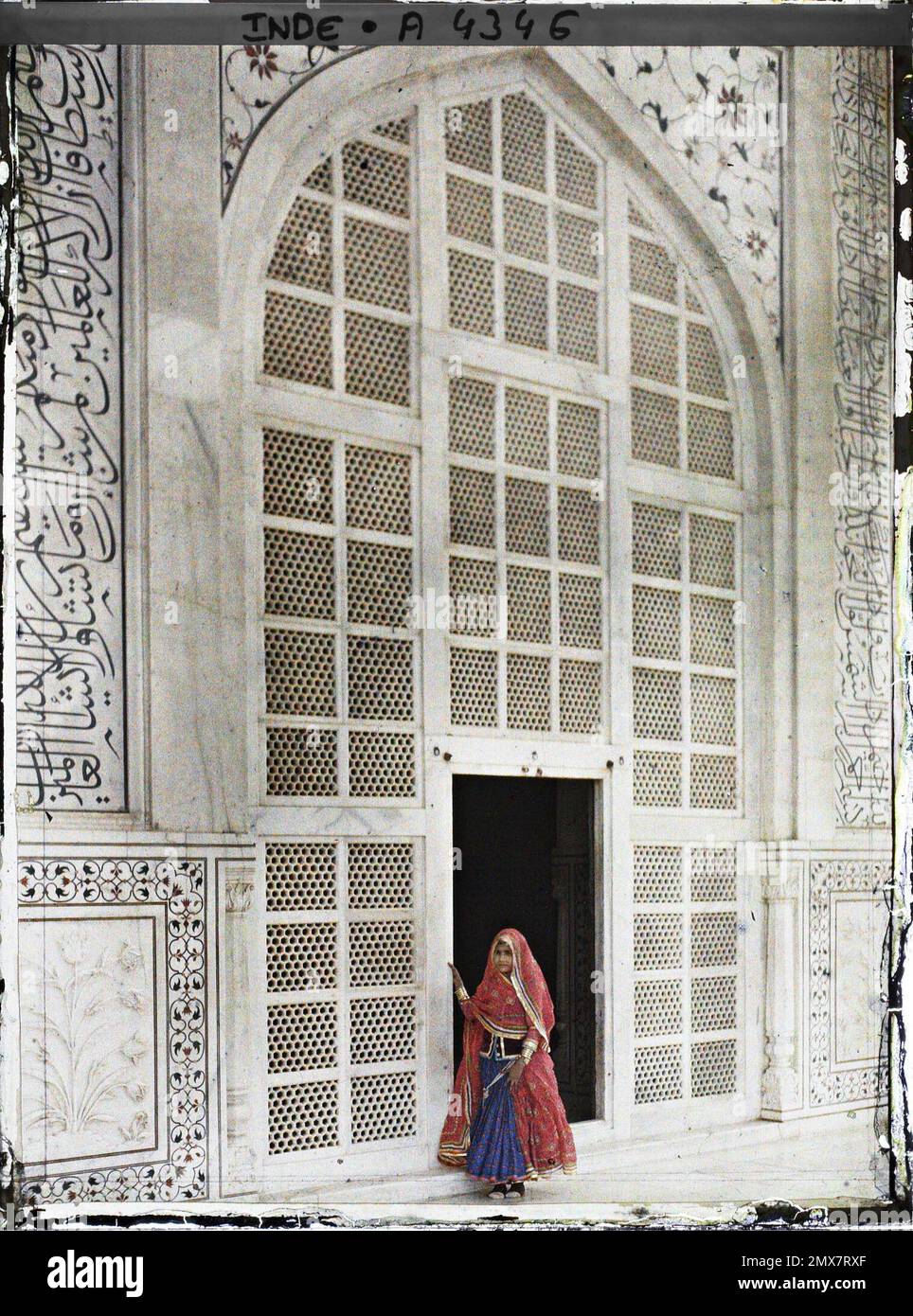 AGRA, Indies Woman Bearing ample skirt (Ghagra) and large shawl (ODHNI) brought back to the head, to the door of the Taj Mahal , 1913-1914 - India, Pakistan - Stéphane Passet - (December 16 -January 29) Stock Photo