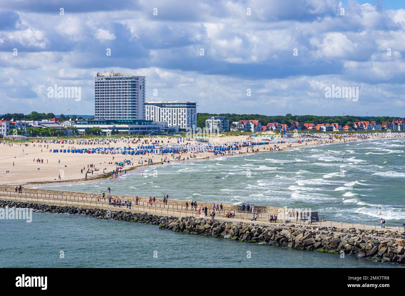 Während der Sommersaison von Touristen und Urlaubern bevölkerte Westmole und Strand von Rostock-Warnemünde, Mecklenburg-Vorpommern, Deutschland, Europ Stock Photo