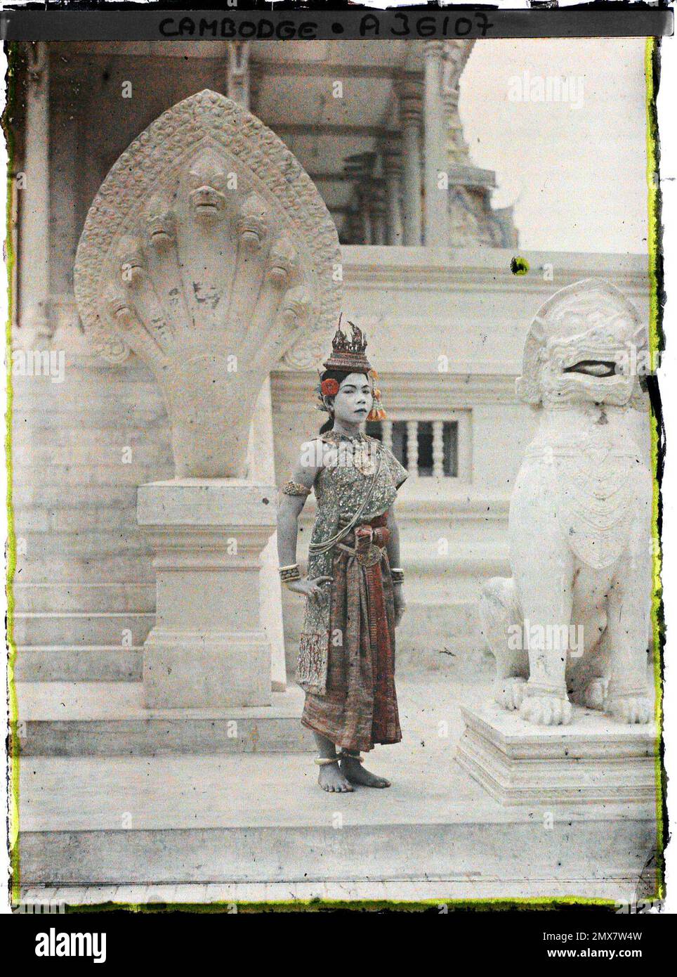 Royal Palace, Phnom Penh, Cambodia, Indochina Dancer of the Royal Ballet in Costume of 'Mchas Khsatrei' (Princess of Middle Row) , Léon Busy in Indochina Stock Photo