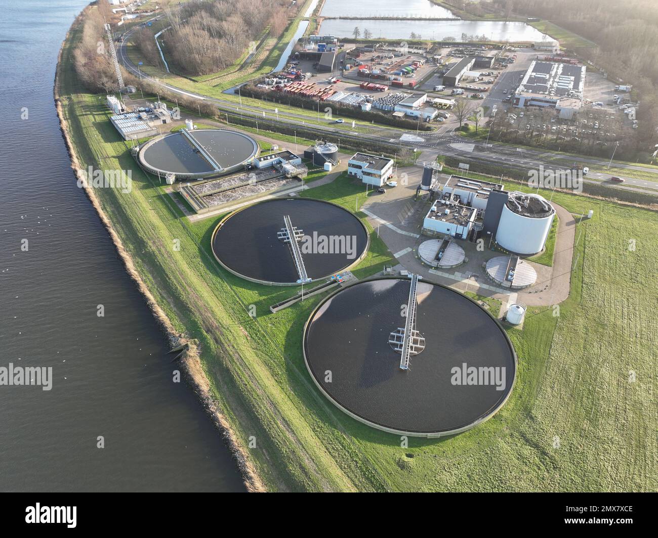 Water purification installation, system that is used to filter and