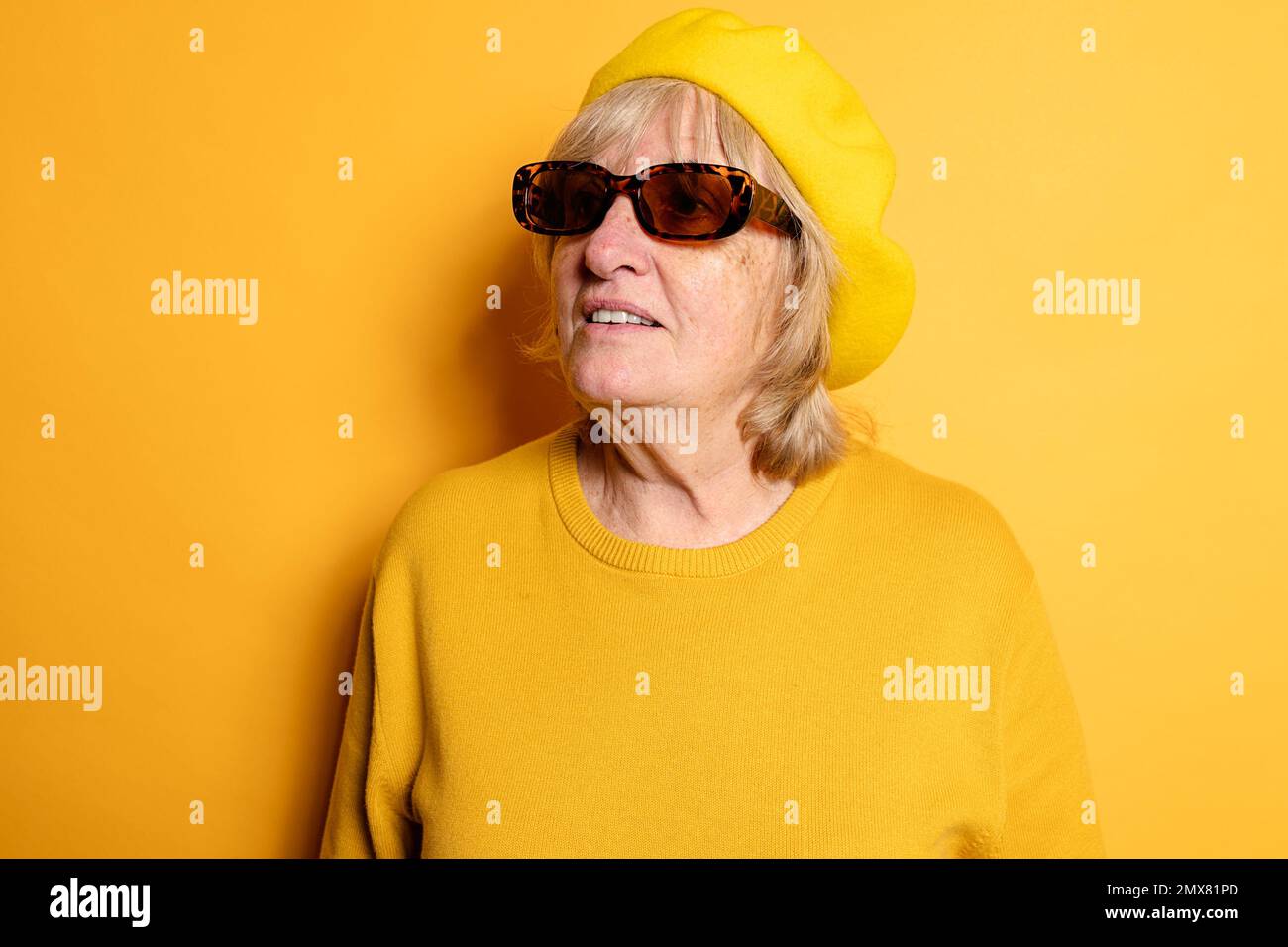 Woman in beret and sunglasses hi-res stock photography and images - Alamy
