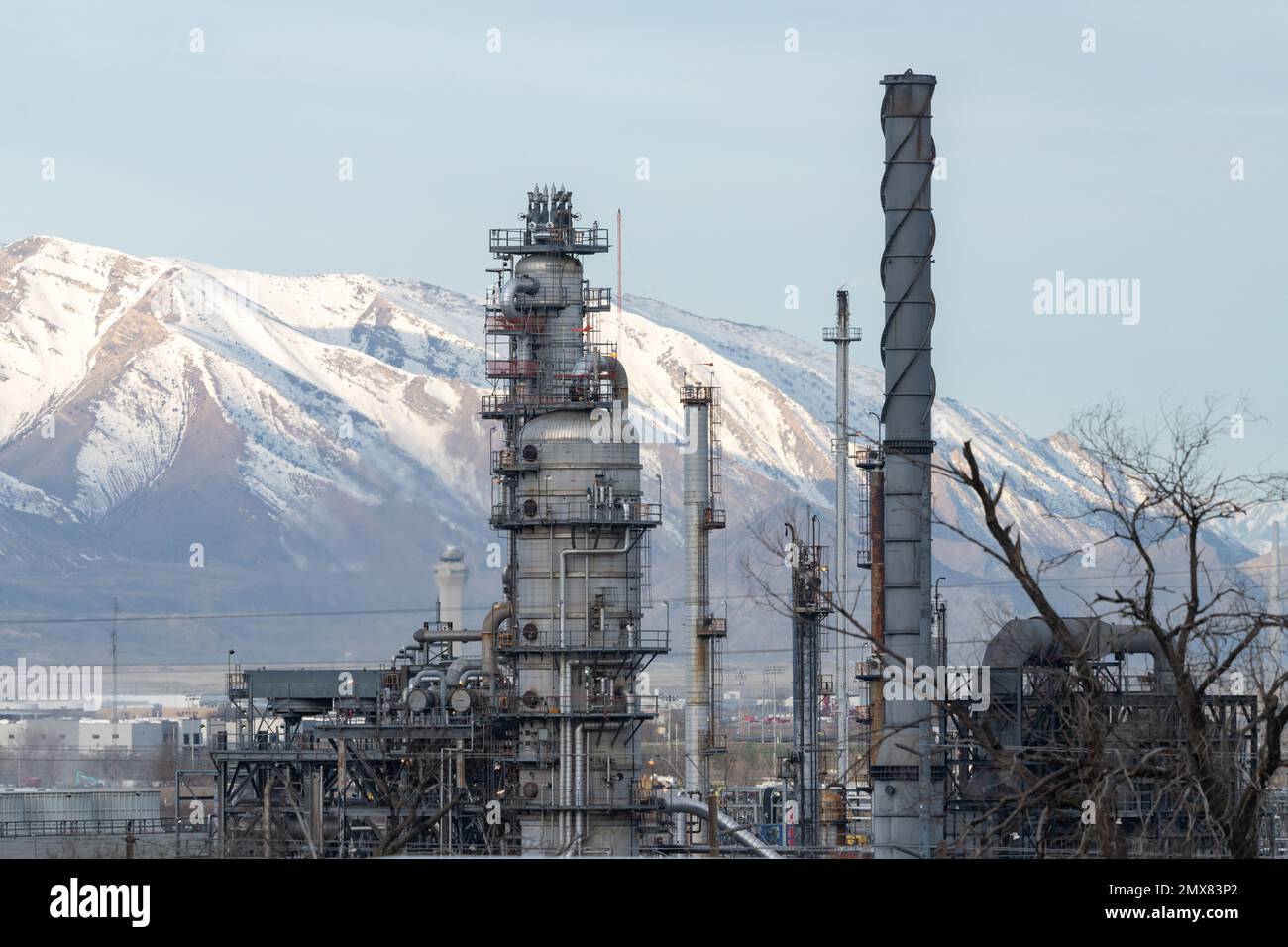 Fractionation tower hires stock photography and images Alamy