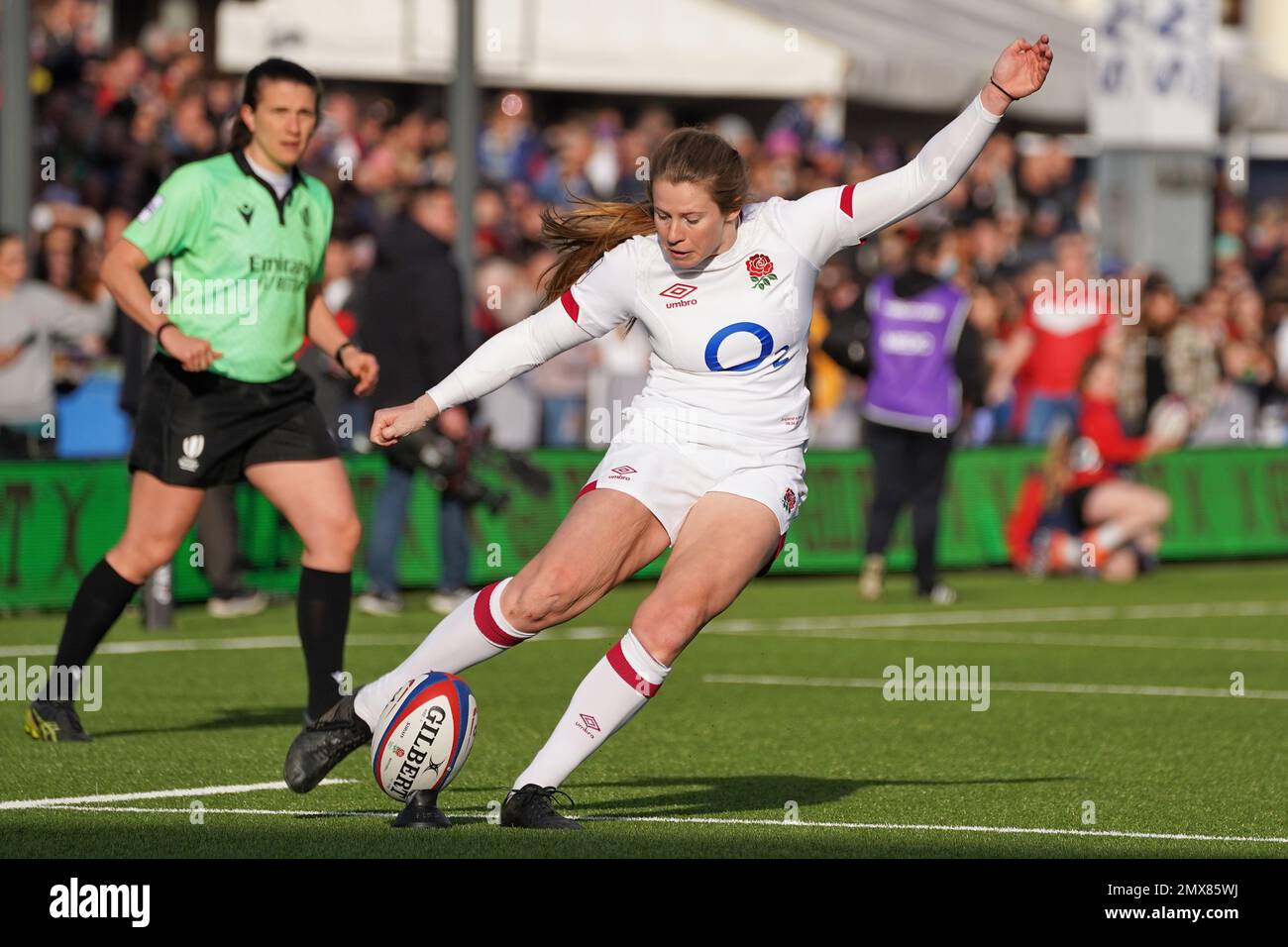 Gloucester England, 9th Apr 2022.  Zoe Harrison kicking a conversion for England. Credit Penallta Photographics/ALamy Live Stock Photo