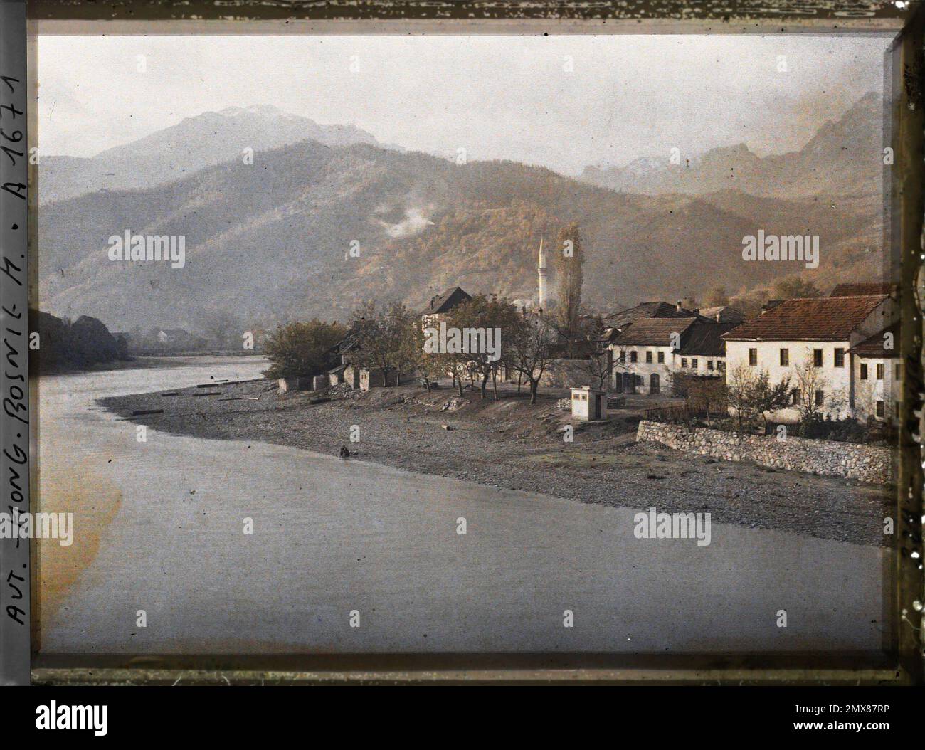 (French - Konjic , Bosnie-Herzégovine Le tournant de la Neretva avec la mosquée sur la rive gauche). Stock Photo