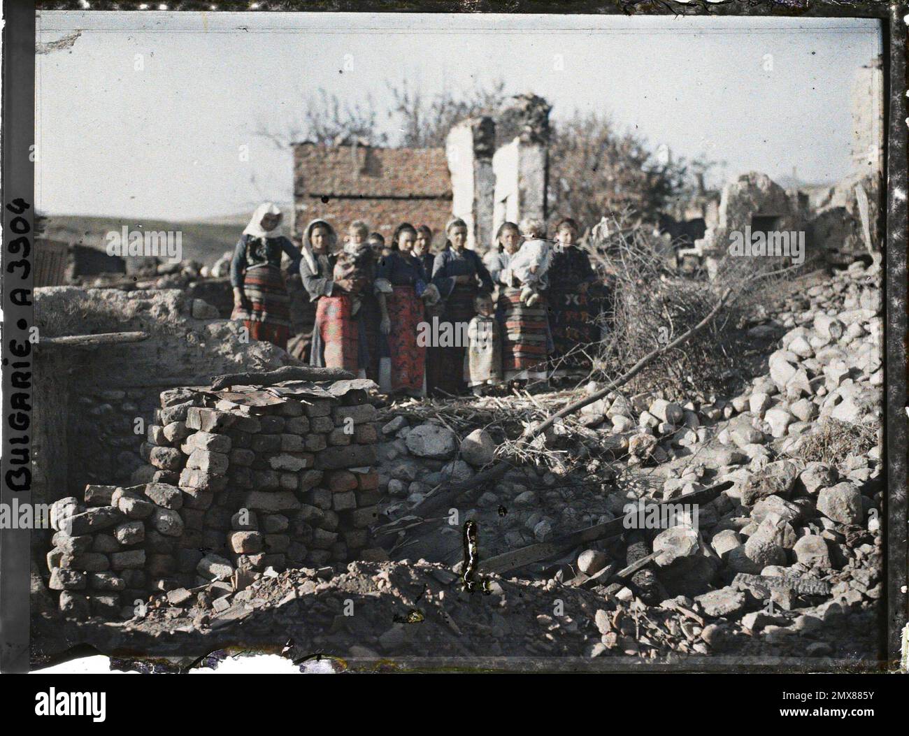 Mandjovo', surrounded by Melnik, Bulgaria Group of women and children in the middle of the rubble of the village ravaged by the war , 1913 - Balkans, Greece, Bulgaria - Stéphane Passet - (August 30 -October 21) Stock Photo