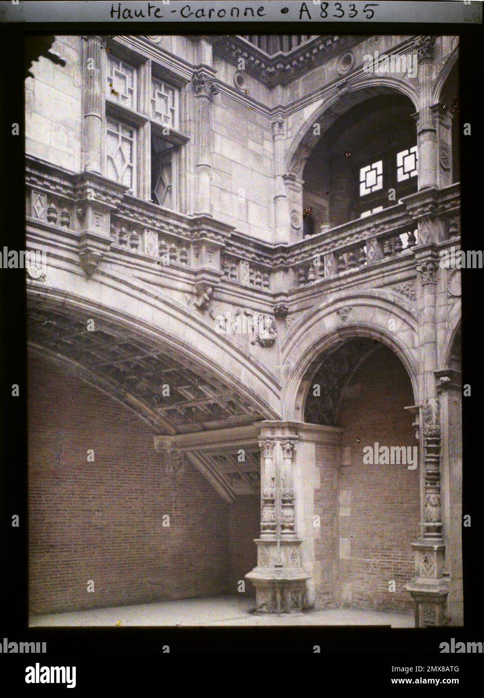 Toulouse, France The interior courtyard of the Hôtel de Bernuy , 1916