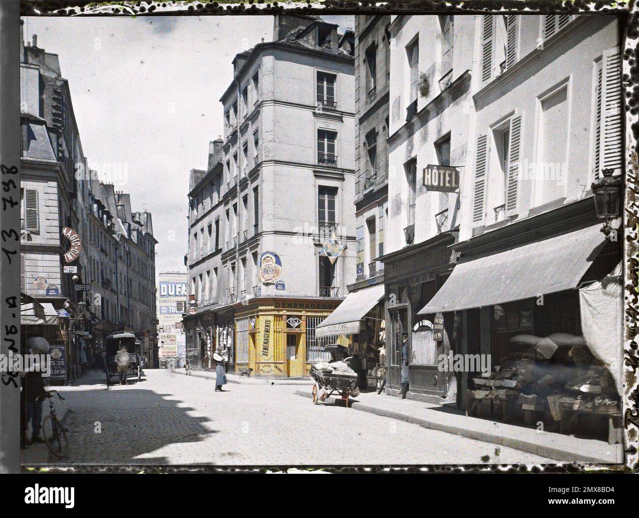 Paris street 1930s hi-res stock photography and images - Alamy