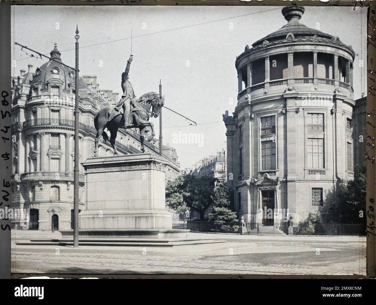 Paris (16th arr.), France The statue of Washington and the Guimet Musée ...
