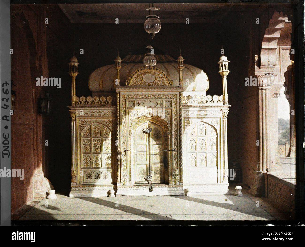 Delhi, India Bulk of Wood Sculpted in the Great Mosque (Jama Masjid) , 1913-1914 - India, Pakistan - Stéphane Passet - (December 16 -January 29) Stock Photo