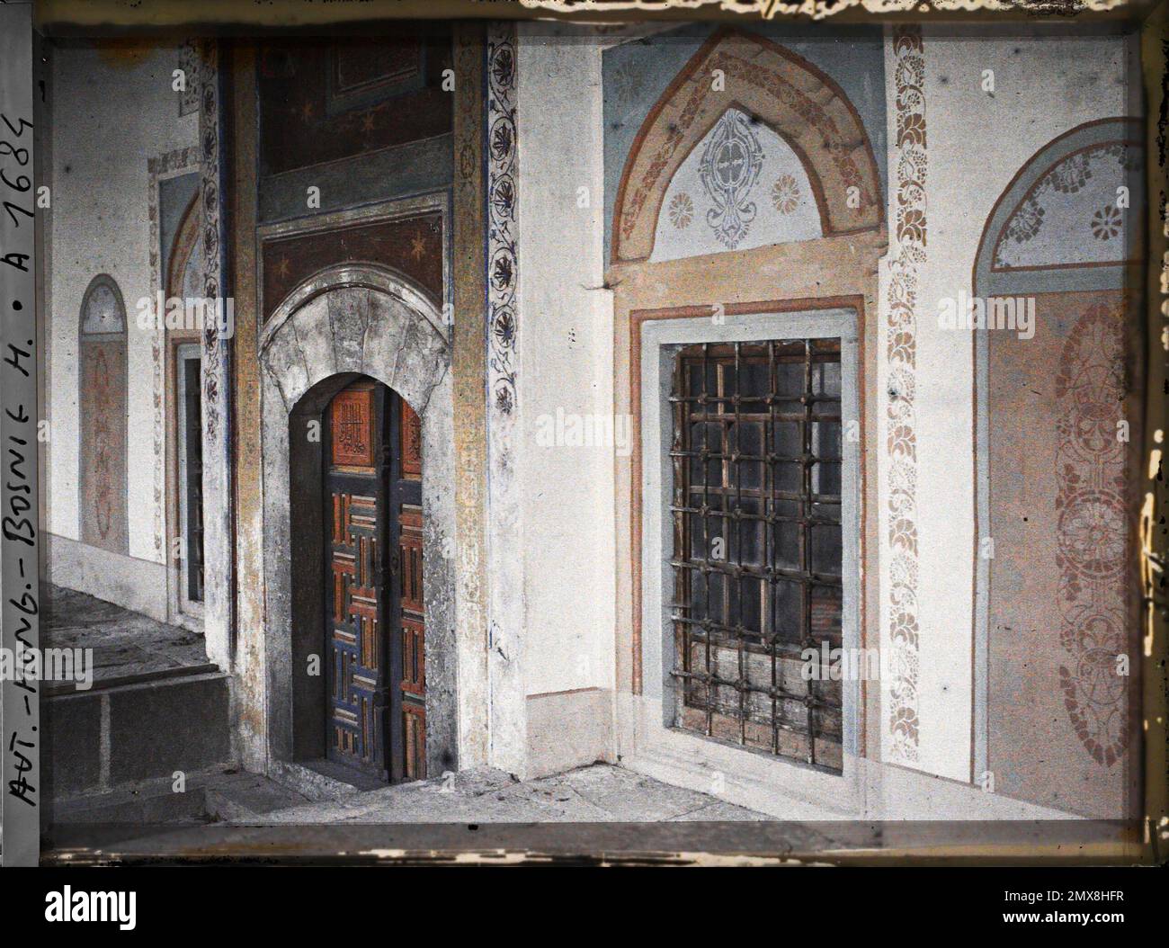 (French - Konjic , Bosnie-Herzégovine Porte de la mosquée , vue de côté). Stock Photo