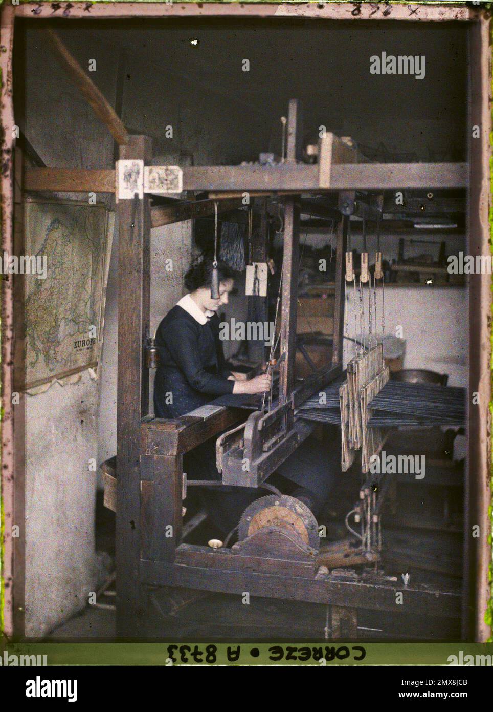 Uzerche, France in a weaver workshop, Mademoiselle Taterode replacing her father Emile , 1916 - French provinces - Jean Brunhes, Auguste Léon and Georges Chevalier - (April -July) Stock Photo