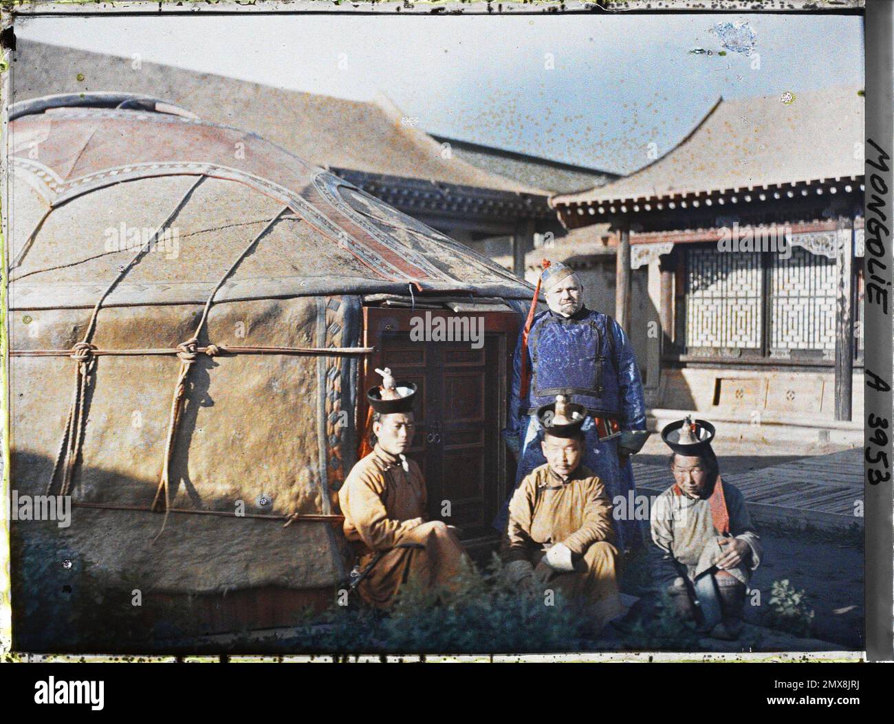 Ourga, Mongolia A Western dressed as a Mongolian dignitary with civil servants from the Bogd Khan Court , 1913 - Mongolia - Stéphane Passet - (July 6-25) Stock Photo