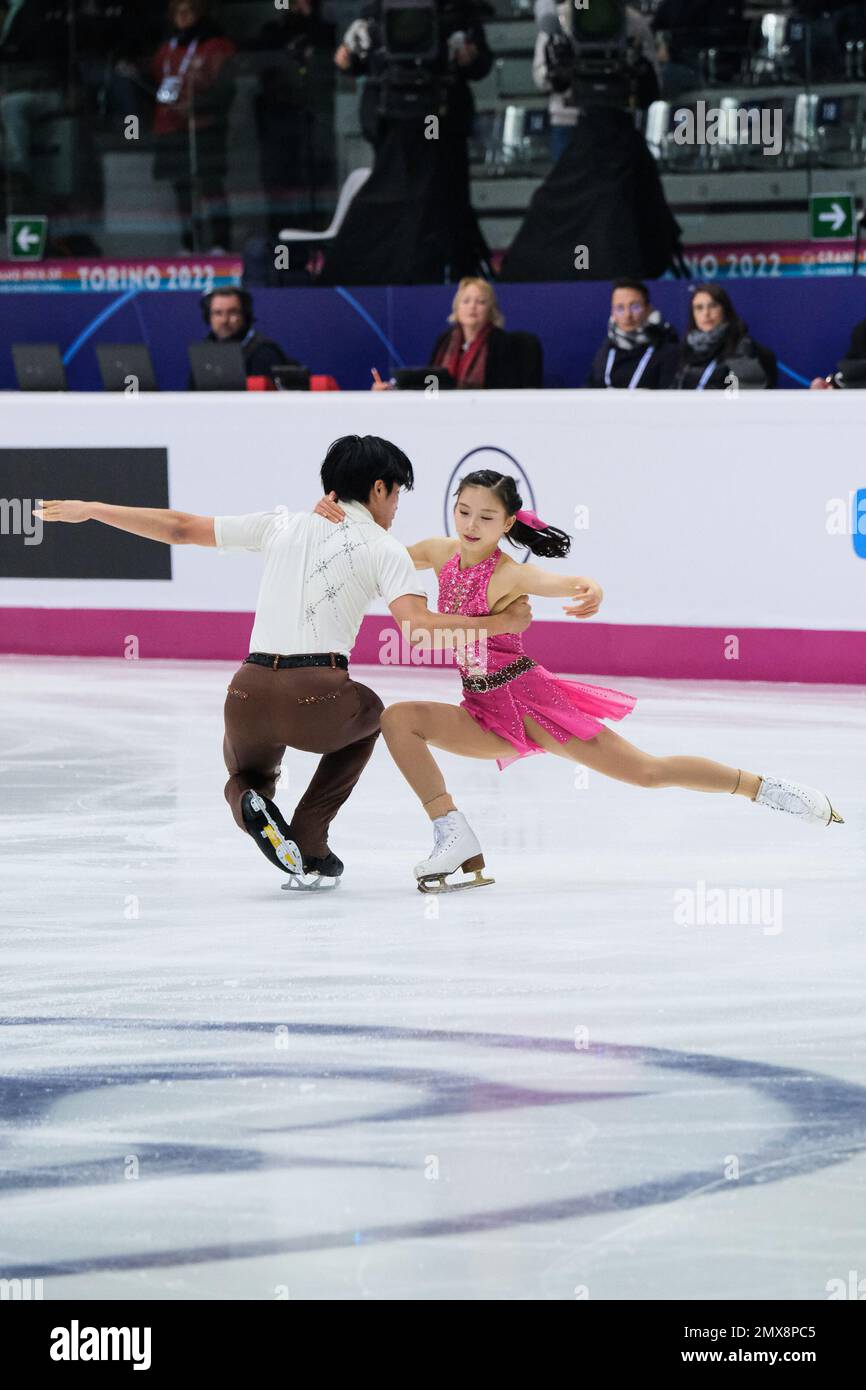 Haruna Murakami and Sumitada Moriguchi (JPN) perform during