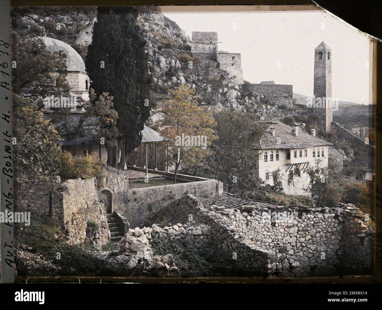 (French - Po?itelj , Bosnie-Herzégovine Le minaret et la tour d' horloge). Stock Photo