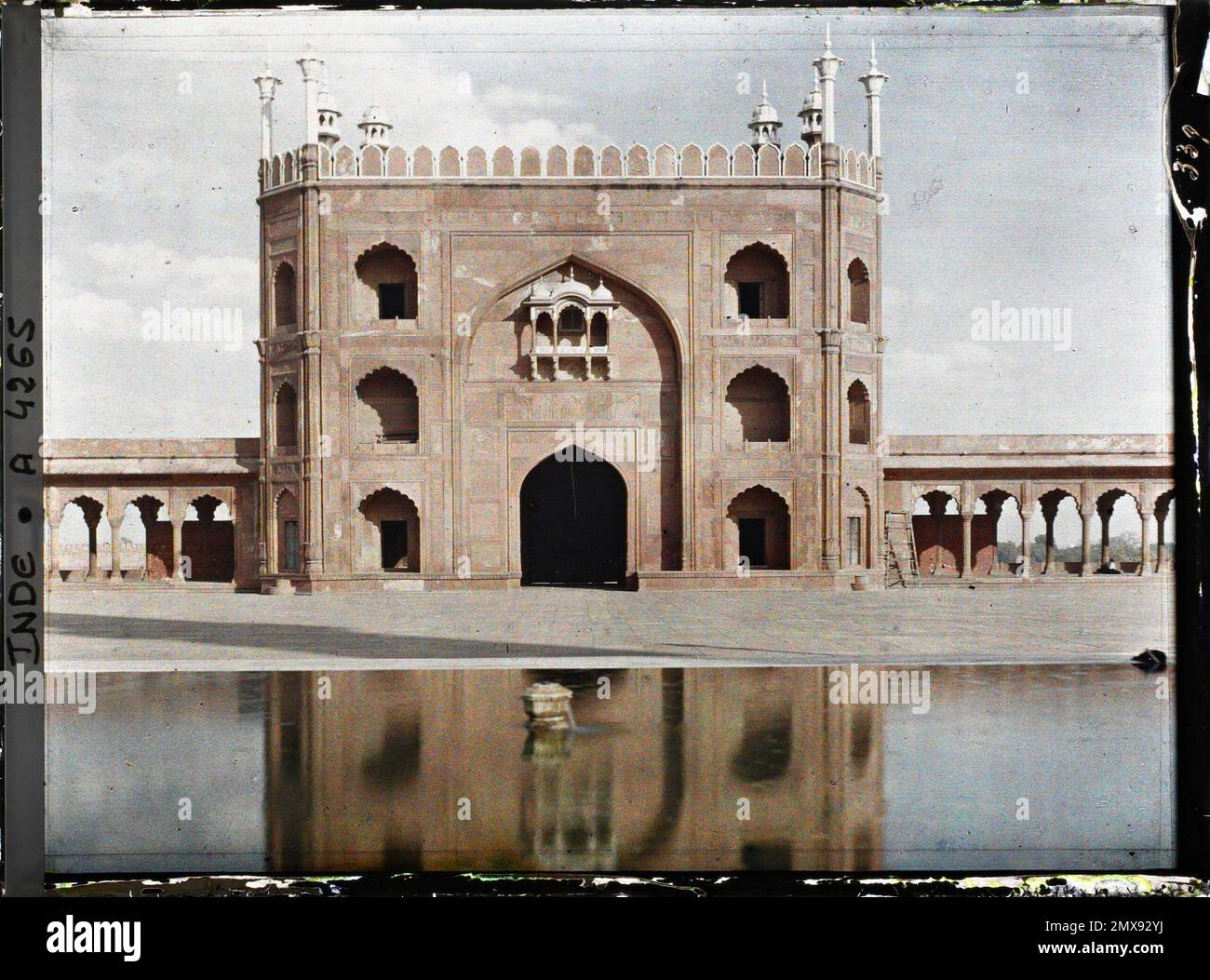 Delhi, Indies basin with ablutions and the Great Mosque door (Jama Masjid) , 1913-1914 - India, Pakistan - Stéphane Passet - (December 16 -January 29) Stock Photo