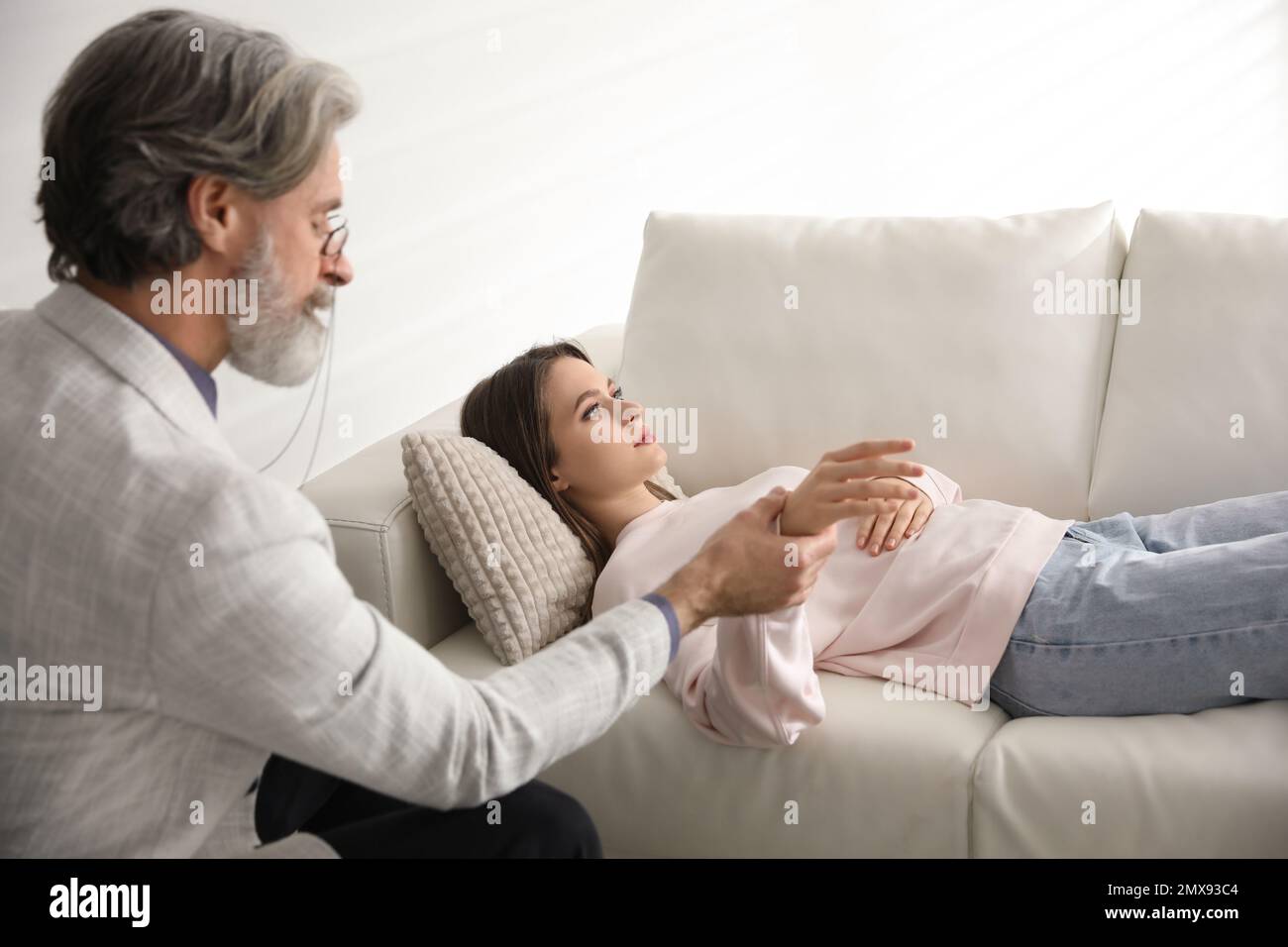 Hypnosis woman hi-res stock photography and images - Page 7 - Alamy