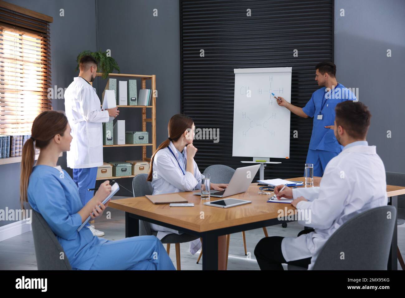 Medical team having meeting in hi-res stock photography and images - Alamy