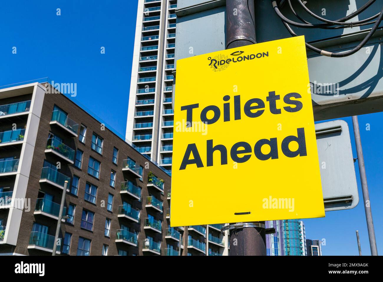 Yellow toilets ahead sign (for RideLondon cycling festival) Stock Photo
