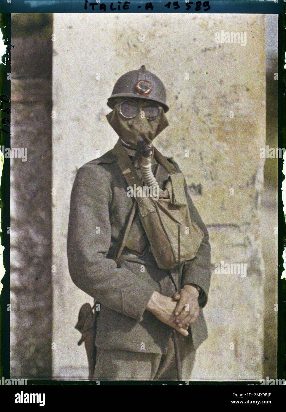 Between Castelfranco and Asolo, Italy Carabinier Italian with its mask , 1918 - Italy - Fernand Cuville - (March -August) Stock Photo