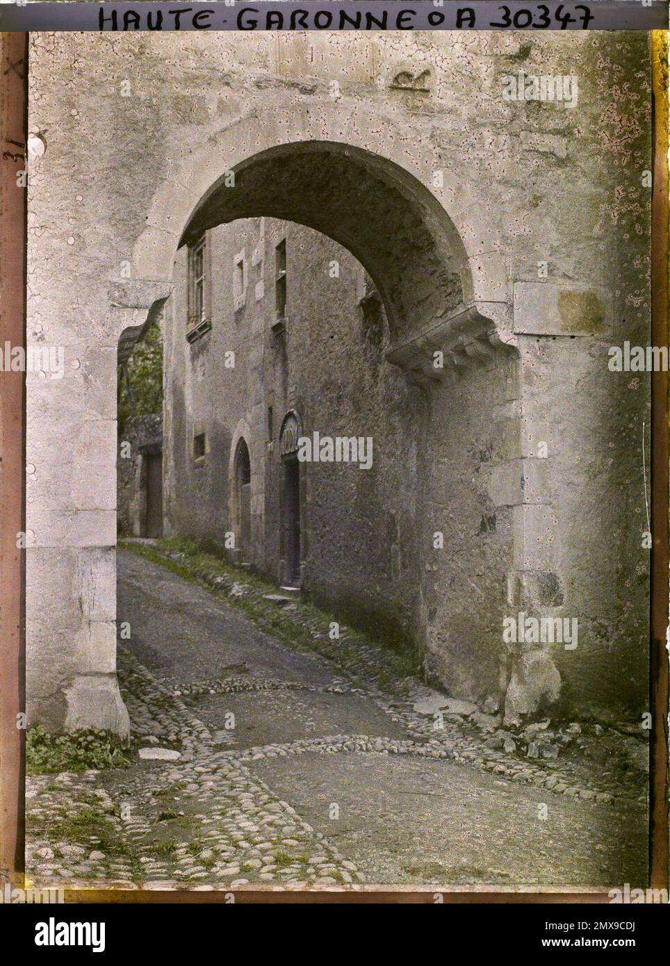 Saint-Bertrand-de-Comminges, France La Porte Cabirol , 1920-1921 - Charente, Gironde, Basse -Pyrénées, Hautes Pyrénées - Fernand Cuville Stock Photo