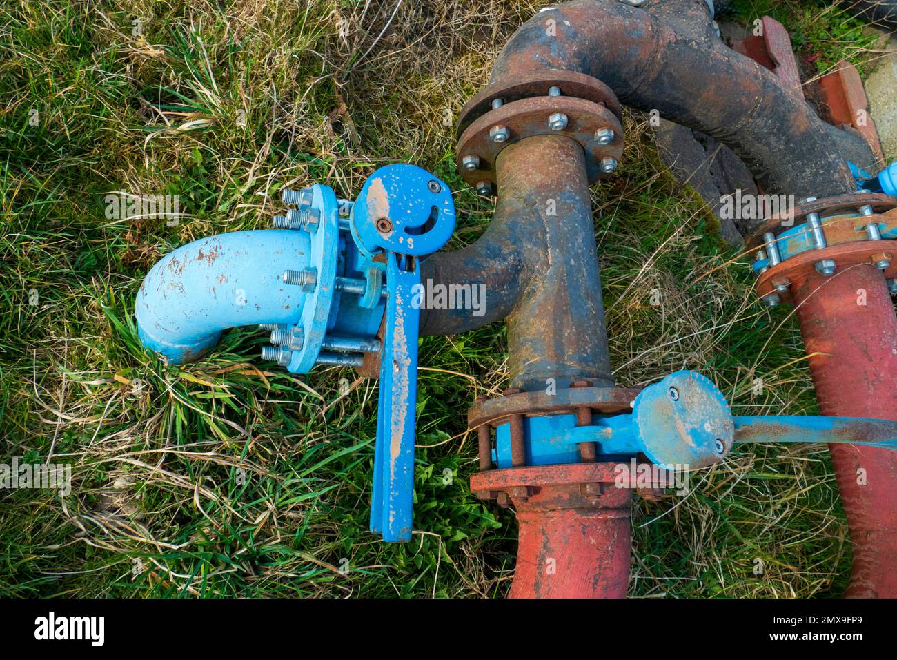 Metall Rohre, Gas Pipeline oder Bewässerung auf einemFeld Stock Photo