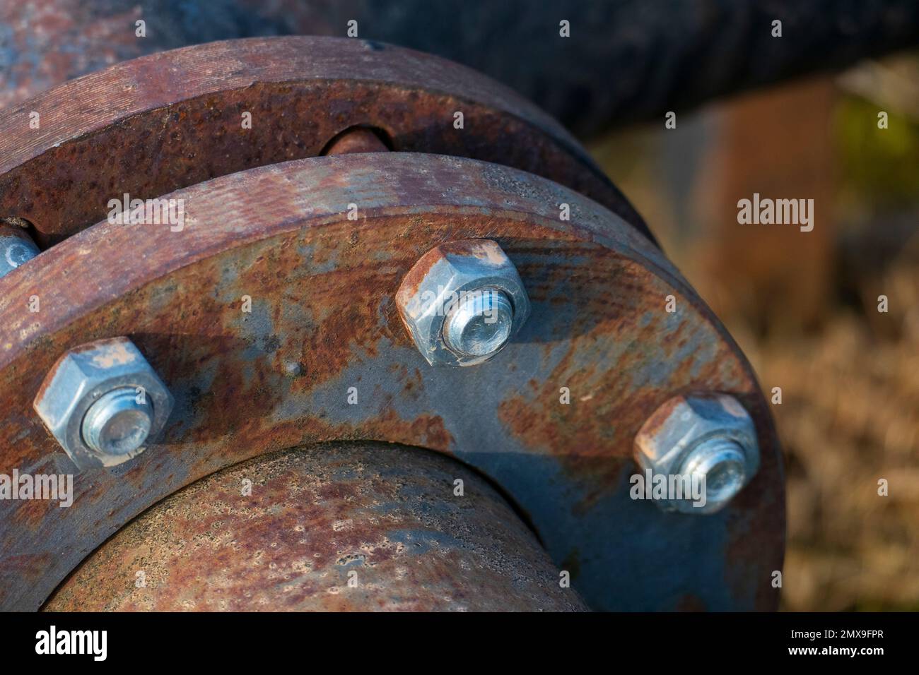 Metall Rohre, Gas Pipeline oder Bewässerung auf einemFeld Stock Photo