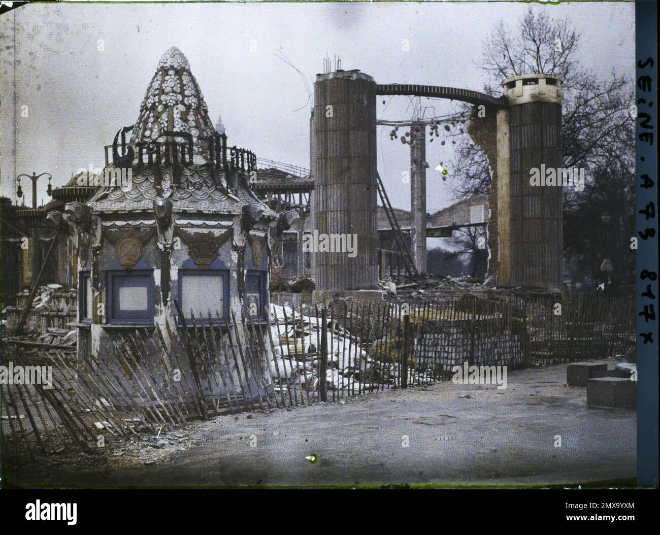 Paris (8th arr.), France The exhibition of decorative arts, demolition of pavilions , 1925 - International Exhibition of Modern Decorative and Industrial Arts Paris Stock Photo