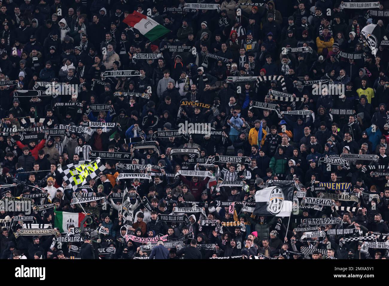 Torino, 2022 luglio: La bandiera della Juventus Football Club sventola.  Juventus è un club calcistico professionista con sede a Torino. Italia Foto  stock - Alamy
