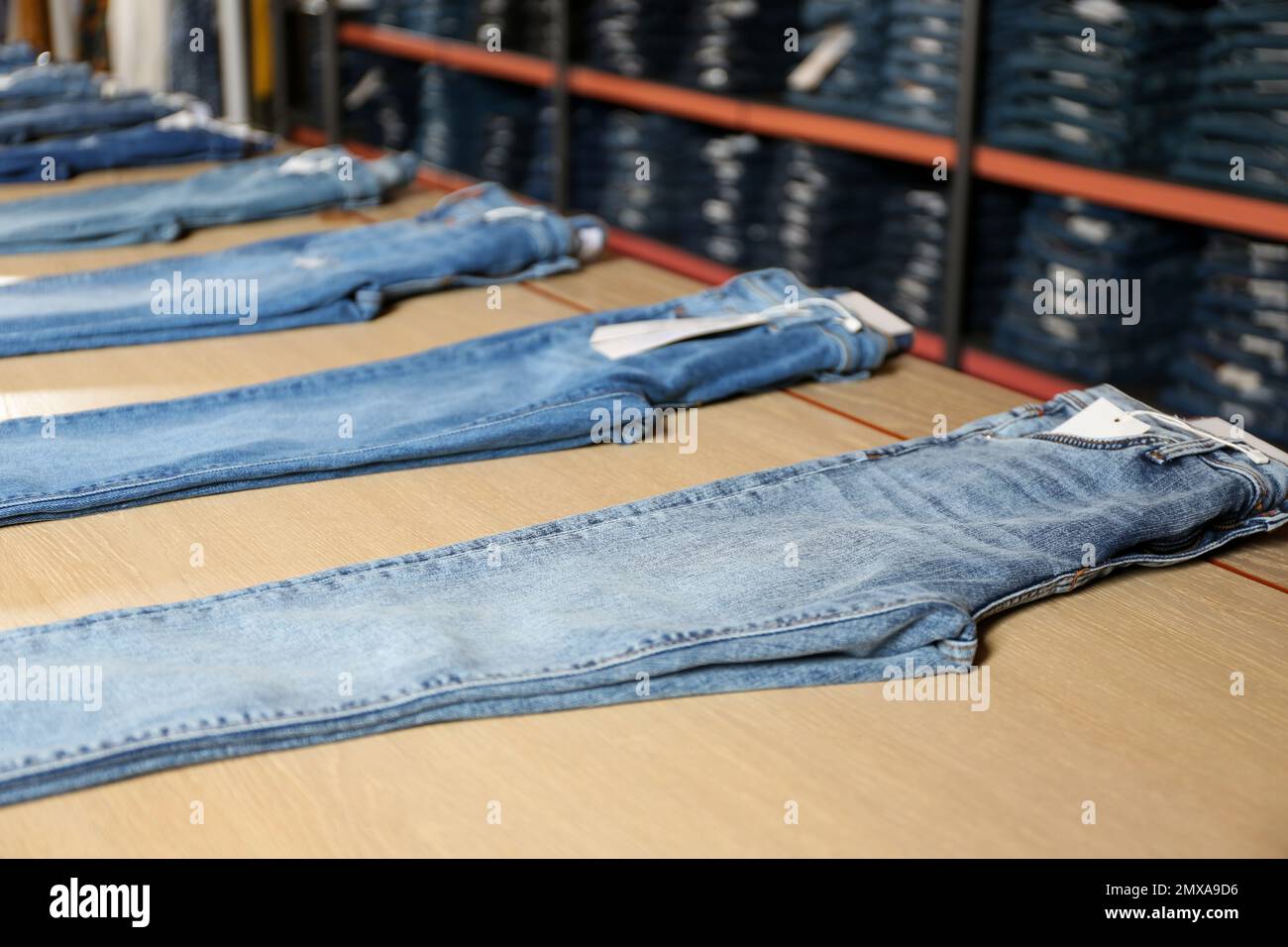 Still life pantalones vaqueros pantalones jean pantalones de trabajo caída  rota studio Fotografía de stock - Alamy