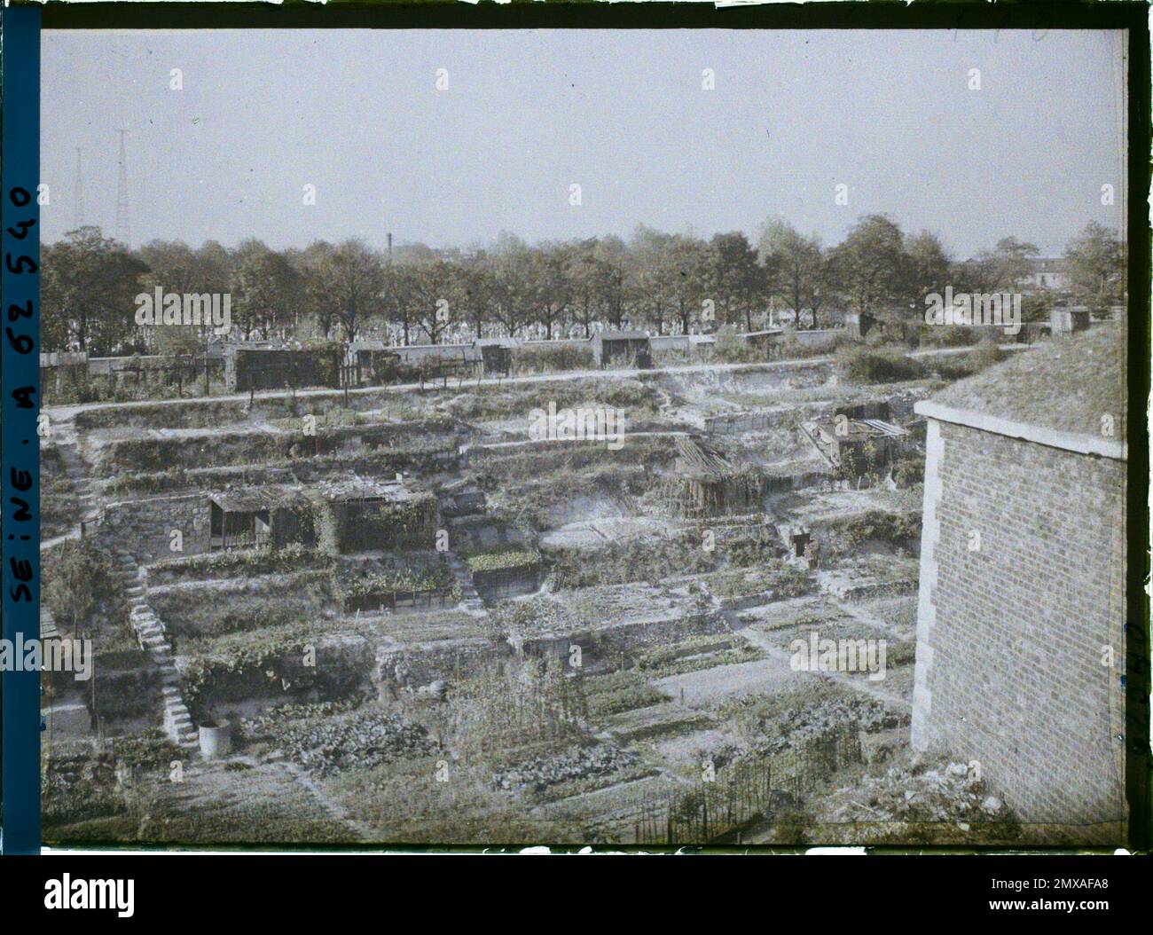 Paris (XVIIth arr.), France Les Jardins workers at the location of the old Porte  de Clichy fortifications and the Batignolles cemetery Stock Photo - Alamy