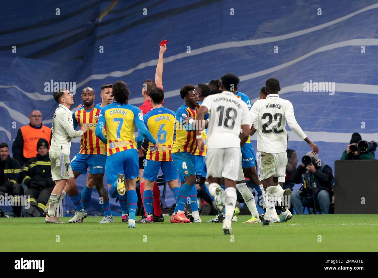 Madrid, Spanien. 02nd Feb, 2023. Madrid Spain; 02.02.2023.- The Valencia player Gabriel Paulista is sent off for a kick given to his countryman Vinicius. Real Madrid vs. Valencia FC. postponed match of the Spanish La Liga matchday 17 with a final score of 2-0. Held at the Santiago Bernabeu stadium in the capital of the Kingdom of Spain. The goals scored for Real Madrid by Marco Asensio 52' and Vinicius Jr. 54'. Credit: Juan Carlos Rojas/dpa/Alamy Live News Stock Photo