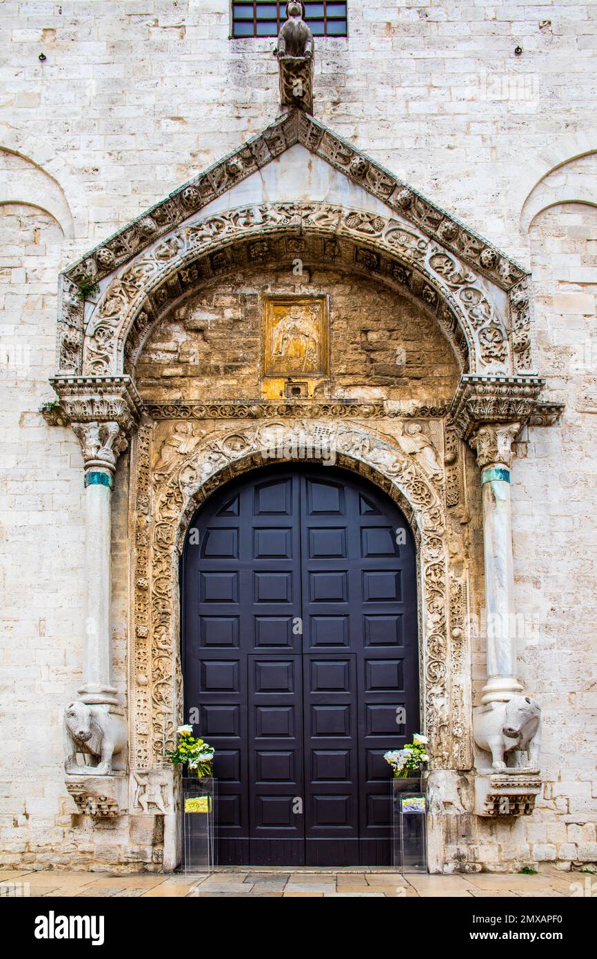 Portal with bulls as column supports, Basilica San Nicola, Bari, Apulia, Bari, Apulia, Italy Stock Photo