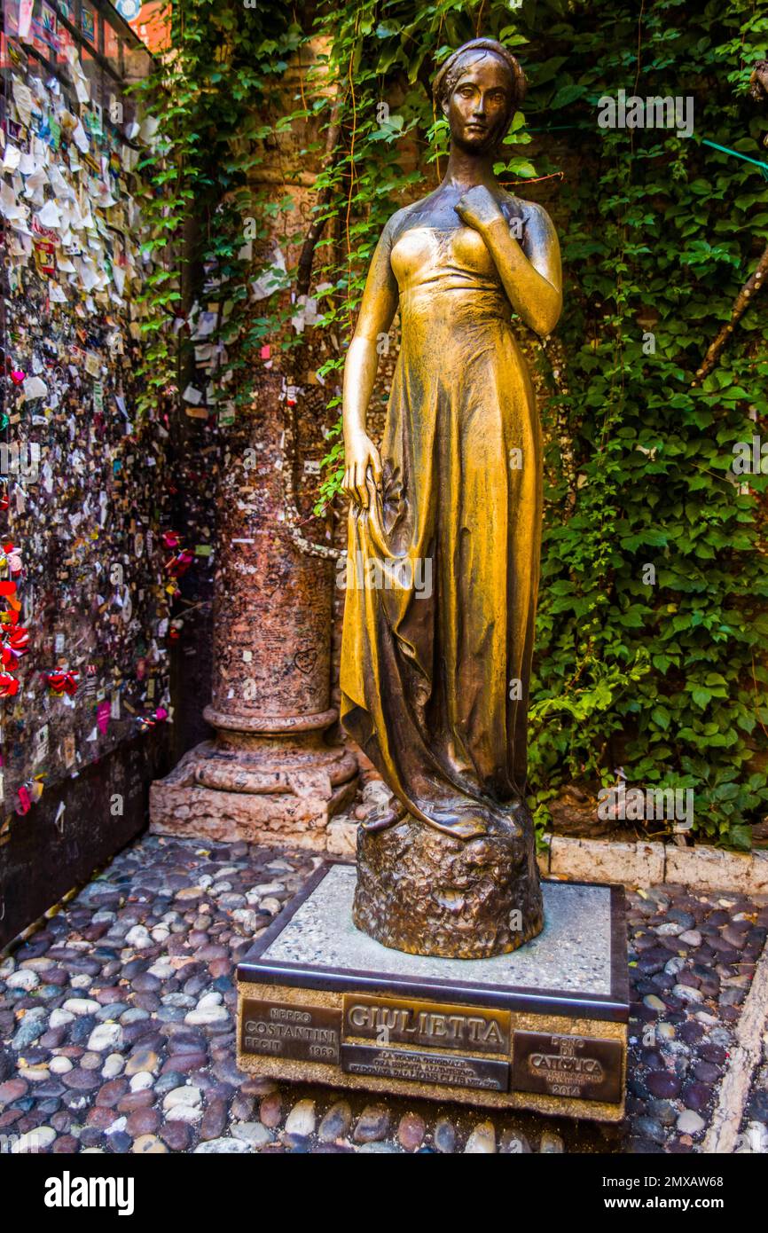 Bronze statue of Juliet at Juliet's house, Casa di Giulietta, setting