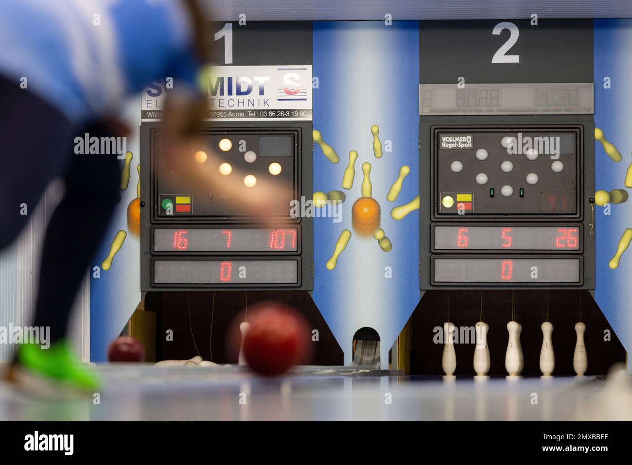 PRODUCTION - 25 January 2023, Thuringia, Auma-Weidatal: A junior player pushes a ball onto the bowling alley at the SV Blau-Weiß Auma clubhouse. Photo: Michael Reichel/dpa Stock Photo
