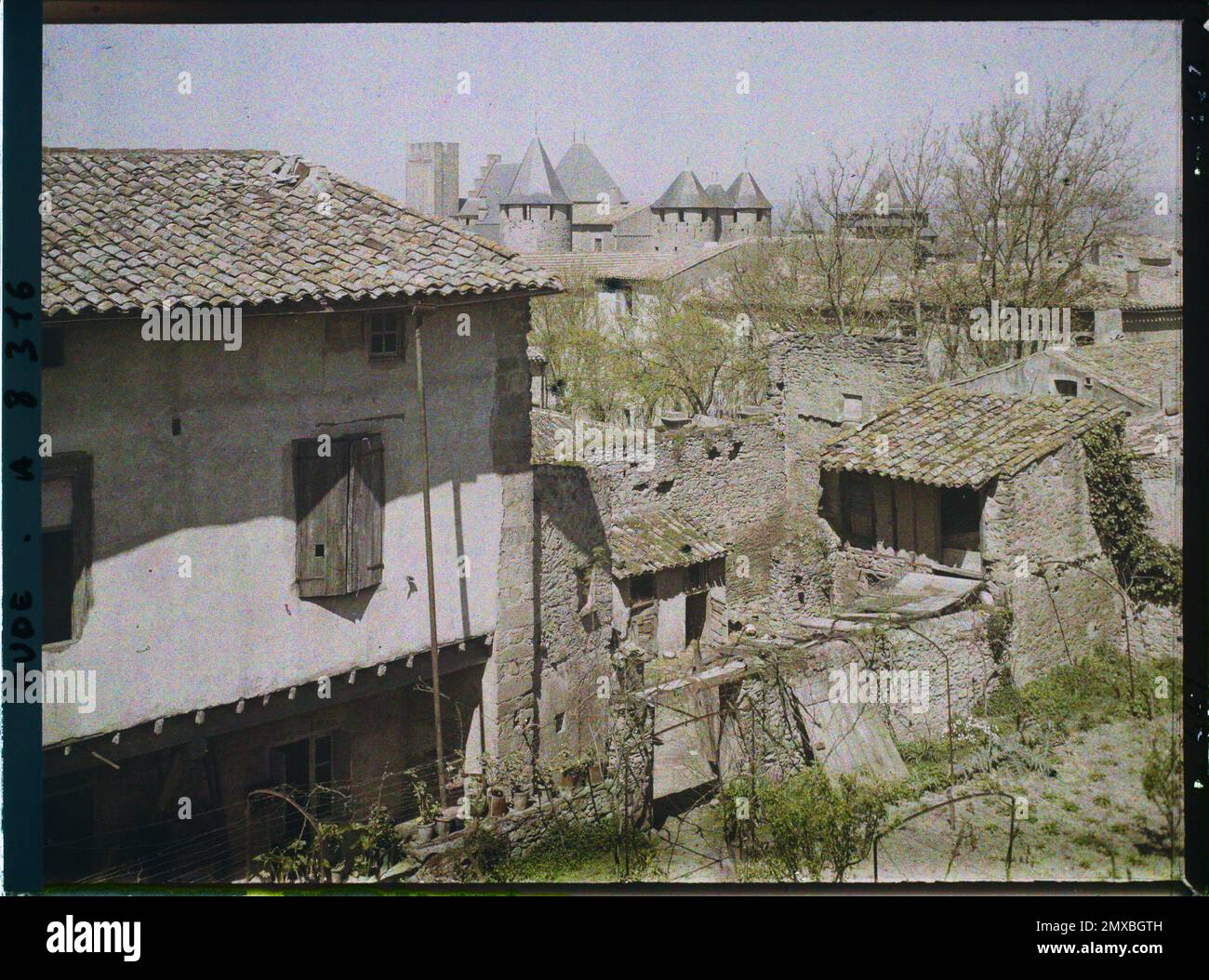 Carcassonne, France old houses with the castle in the background , 1916 - French provinces - Jean Brunhes, Auguste Léon and Georges Chevalier - (April -July) Stock Photo