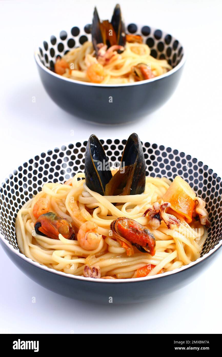 udon noodles with with seafood mussels,prawns,squid Stock Photo Alamy
