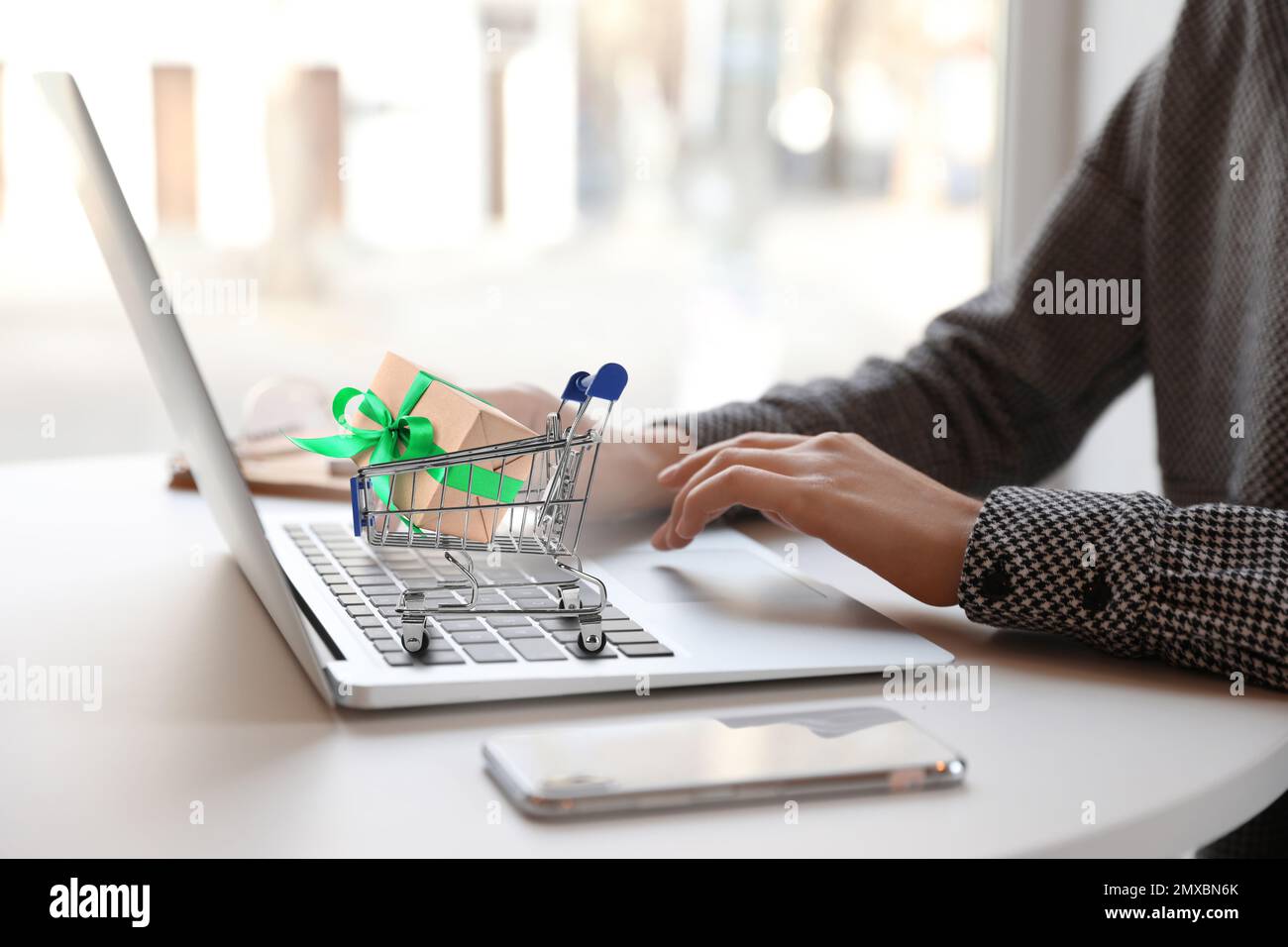 Using shopping cart trolley hi-res stock photography and images - Alamy