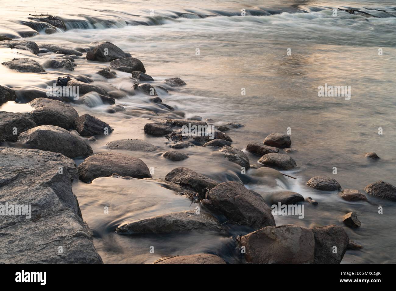 Calm ocean surface rocky beach hi-res stock photography and images - Alamy