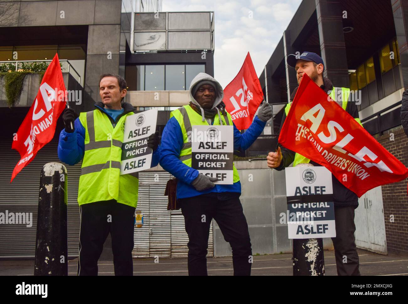 London, UK. 3rd February 2023. ASLEF picket outside Euston Station as train drivers continue their strike. Credit: Vuk Valcic/Alamy Live News Stock Photo