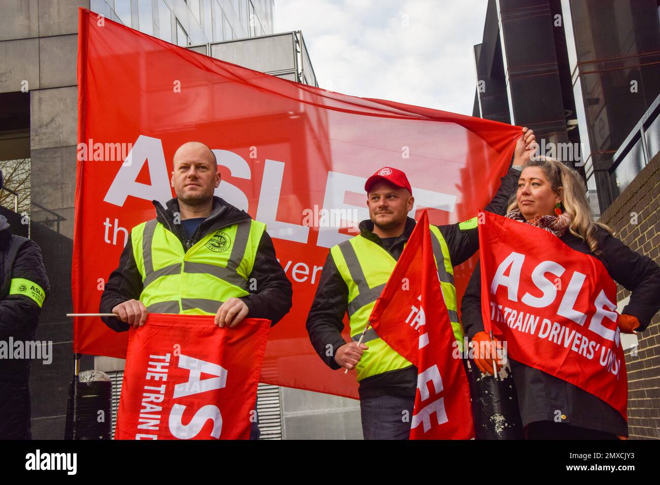 London, UK. 3rd February 2023. ASLEF picket outside Euston Station as train drivers continue their strike. Credit: Vuk Valcic/Alamy Live News Stock Photo