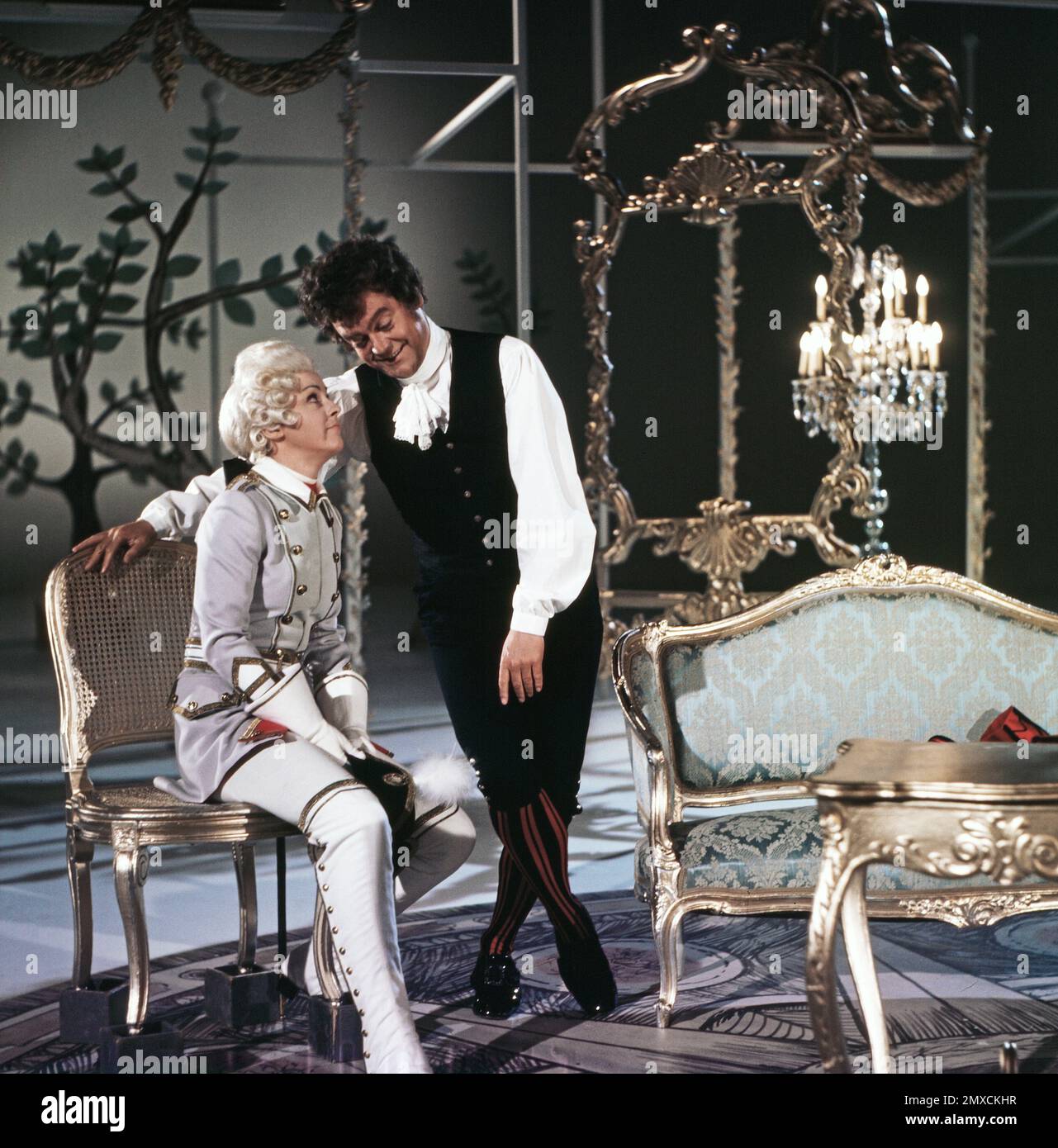 Schaut her, ich bin's!, Special mit klassischer Musik und Hermann Prey, Deutschland 1973, Regie: Heinz Liesendahl, mit dabei: Trudeliese Schmidt (Mezzosopran), Hermann Prey (Bariton) in einer Opernszene: Der Rosenkavalier Stock Photo