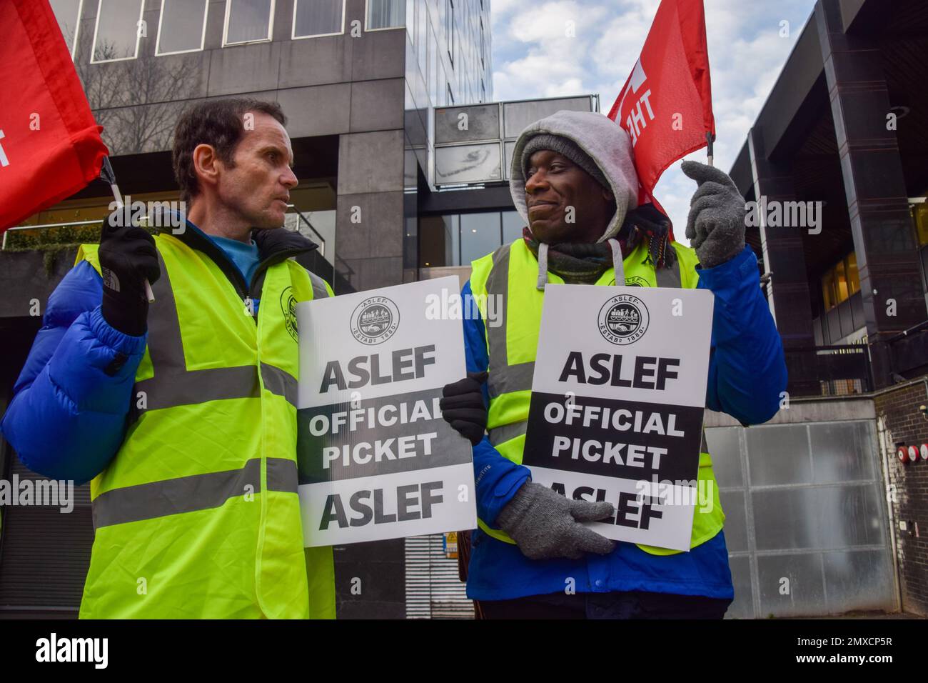 London, UK. 3rd February 2023. ASLEF picket outside Euston Station as train drivers continue their strike. Credit: Vuk Valcic/Alamy Live News Stock Photo