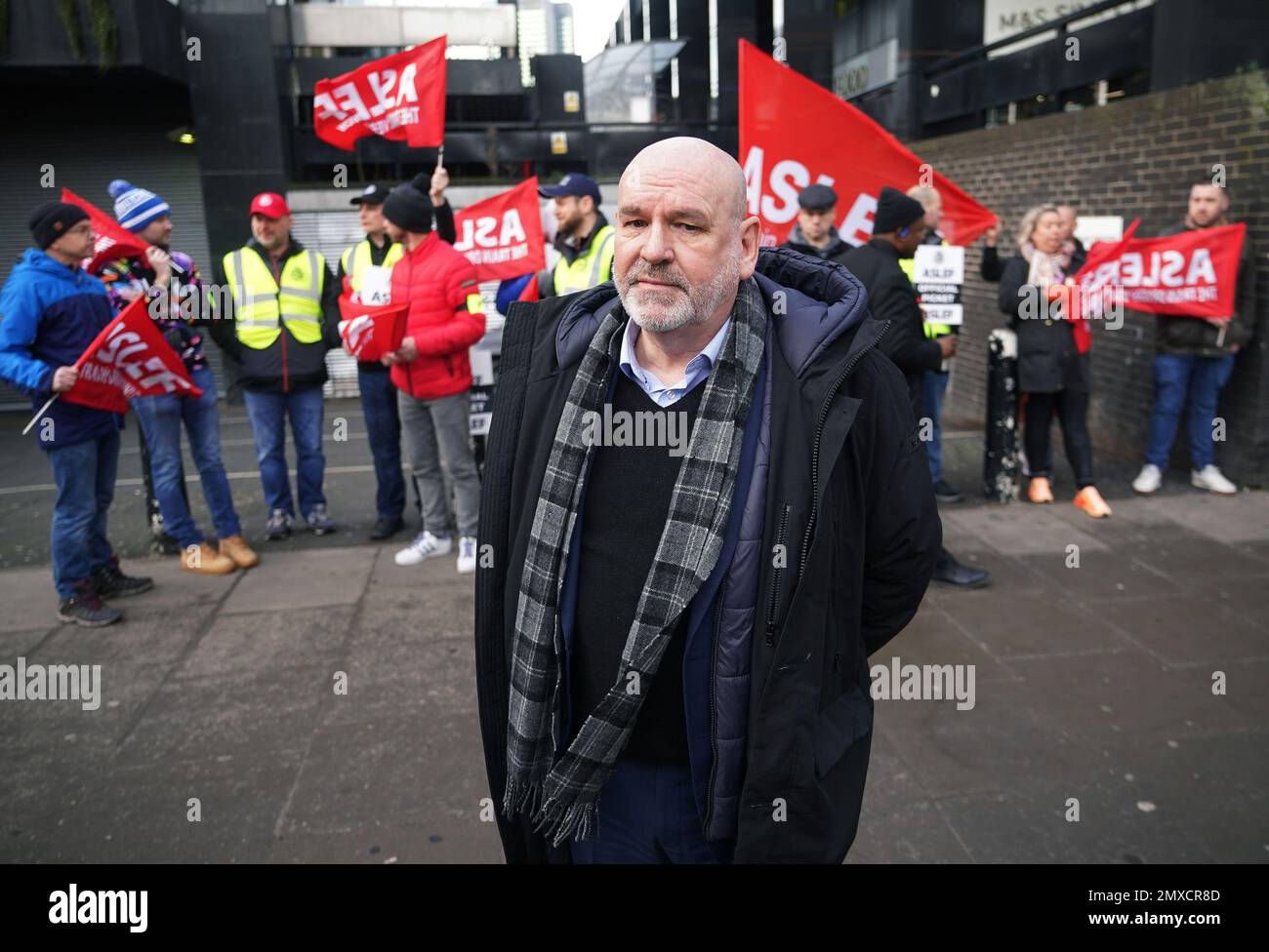 Aslef General Secretary Mick Whelan (centre) joins train workers on the picket line at Euston station in London. Train driver members of Aslef and the Rail, Maritime and Transport union (RMT) are taking to picket lines again in a long-running dispute over pay, jobs and conditions. Picture date: Friday February 3, 2023. Stock Photo